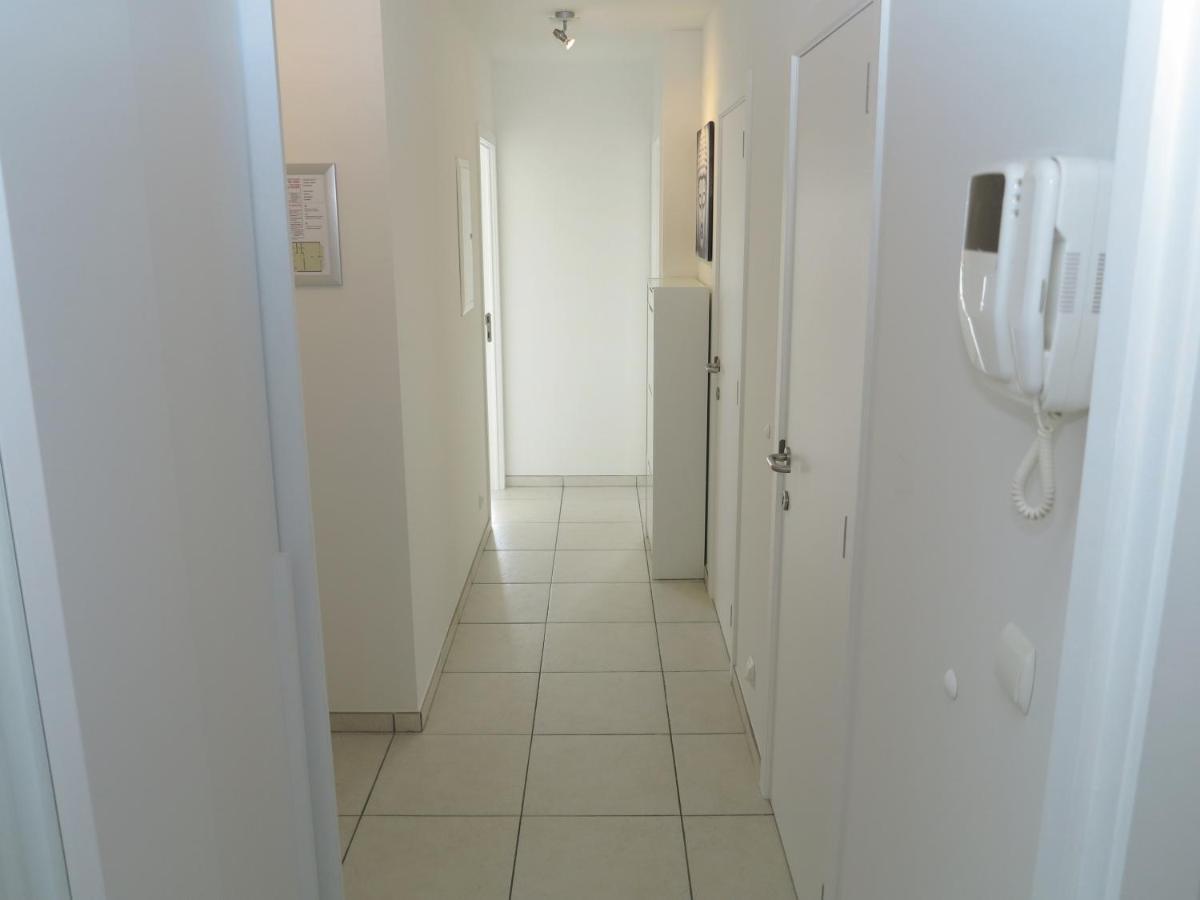 Volledig Gerenoveerd 2 Slaapkamer In Westende-bad, 250 M Het Appartement Westende-Bad