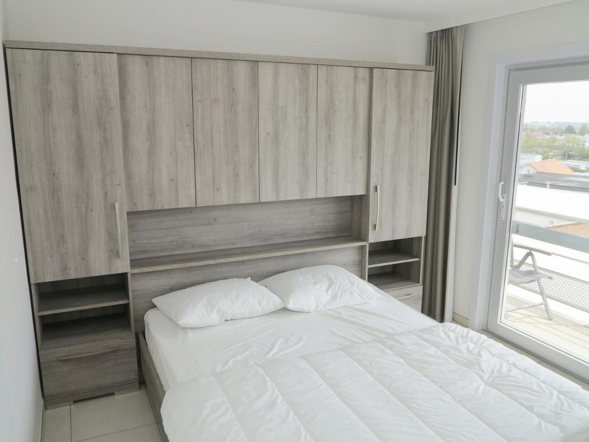 Volledig Gerenoveerd 2 Slaapkamer In Westende-bad, 250 M Het Appartement