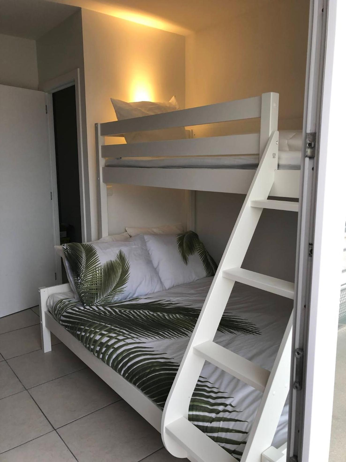 Appartement Volledig Gerenoveerd 2 Slaapkamer In Westende-bad, 250 M Het